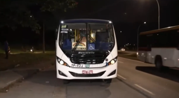Ônibus do transporte complementar após o incidente.