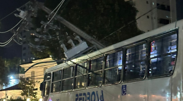 Imagem após o momento em que ônibus colidiu contra poste na Avenida Rui Barbosa, Zona Norte do Recife.