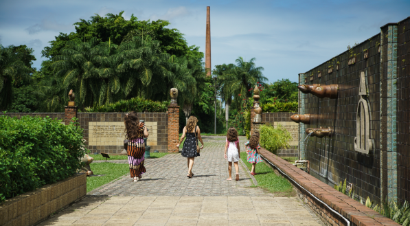 Imagem da parte externa da Oficina Francisco Brennand com visitantes em passeio