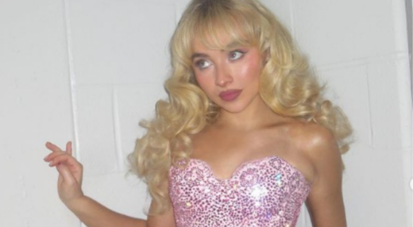 Imagem da cantora Sabrina Carpenter em turnê do seu novo álbum Short n' Sweet