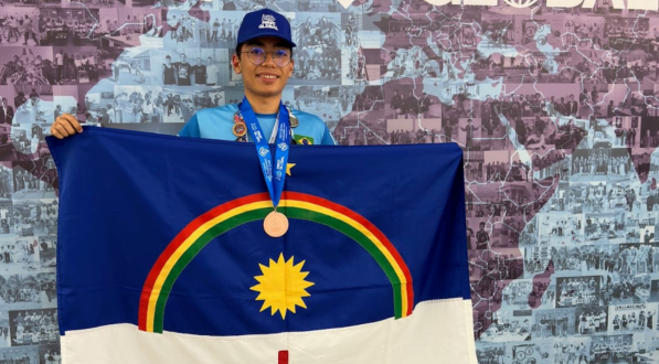 Imagem: Luiz Fernando com a bandeira de Pernambuco na competição.