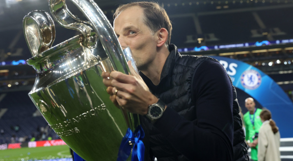 Thomas Tuchel segura a taça da Liga dos Campeões