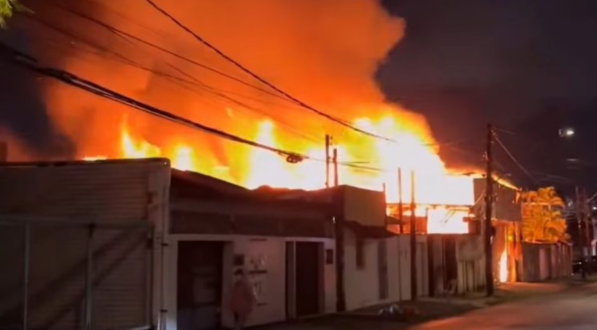 Imagem: inc&ecirc;ndio atingiu galp&atilde;o no bairro de Afogados, Zona Oeste do Recife, por volta das 20h30 desta quinta-feira (17).