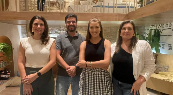 da esquerda para a direita: as arquitetas Carolina Puttini, Mariana Perazzo e Catarina Lins, sócias na DuoPL Arquitetura, com o diretor do Instituto Pipa, Rogério Morais, no Quarto Infantil com Brinquedoteca da CasaCor PE, que irá conceder ao trio a certificação do "Selo Pipa", como um Espaço de Cuidado à Primeira Infância.