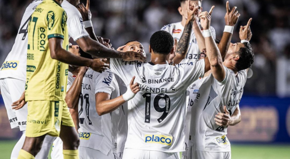 Atletas do Santos celebram vitória sobre o Mirassol