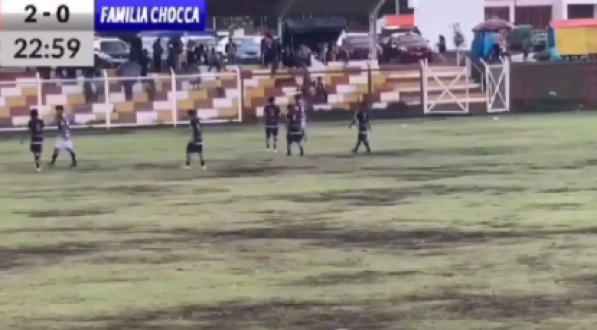 Imagem do momento em que raio mata jogador durante partida de futebol de liga amadora na cidade de Huancayo, no Peru. 