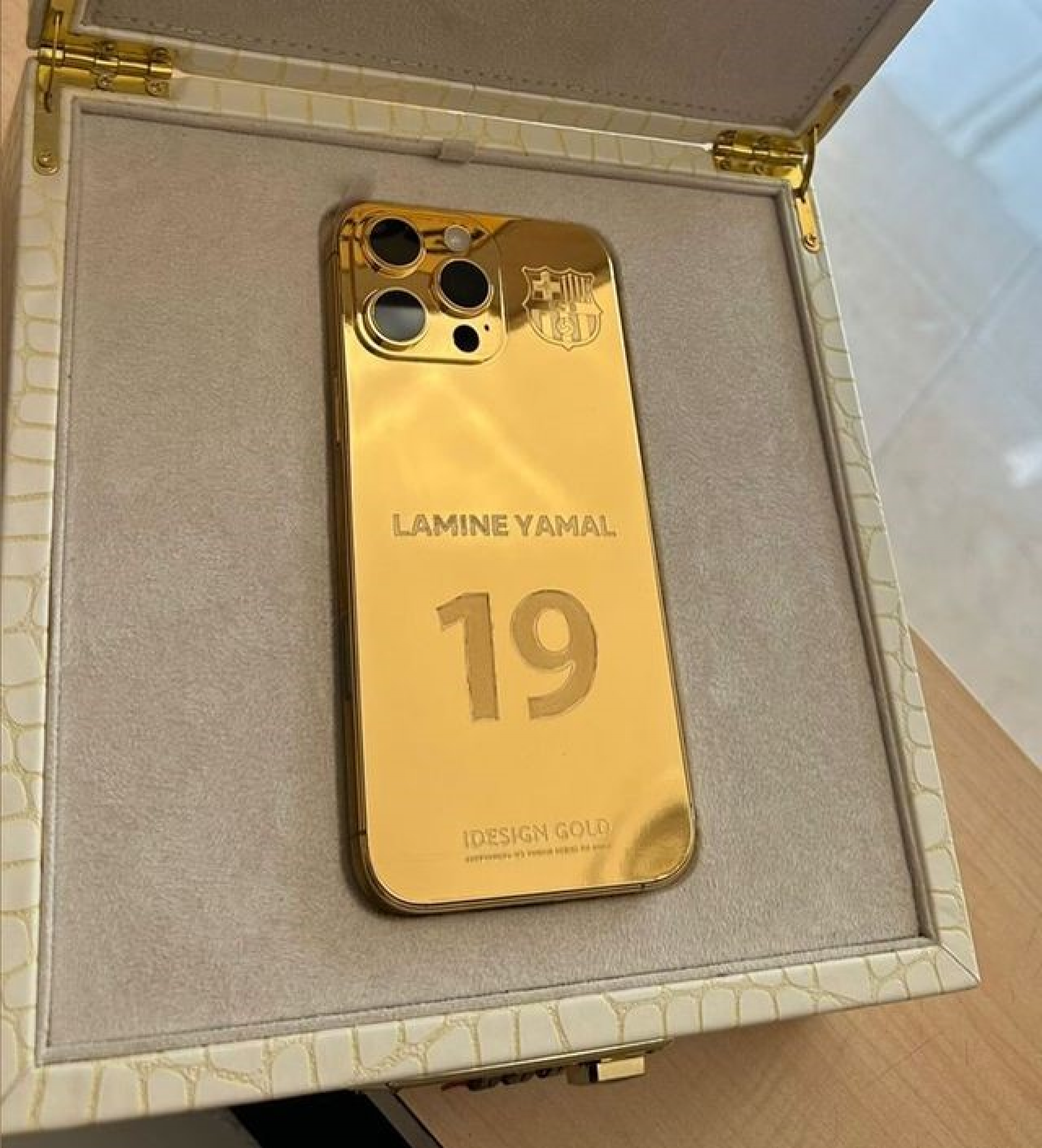 Celular com o nome de Lamine Yamal e o número 19 Reprodução/ Instagram