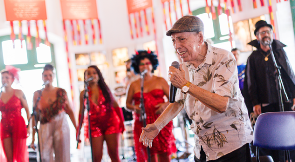 Imagem de Claudionor Germano, que iníciou uma parceria com a orquestra Malassombro em nova música do grupo musical