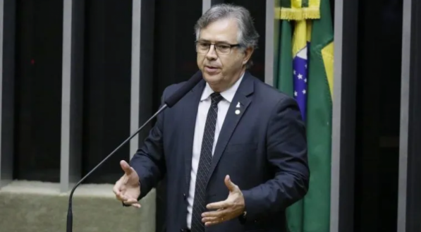 Imagem do presidente da FPE que criticou a PEC contra a escala 6x1 e apontou como uma "bomba no congresso"