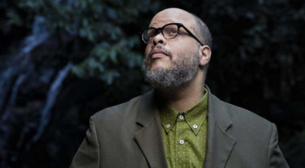 Ed Motta humilha funcionário em show e é vaiado