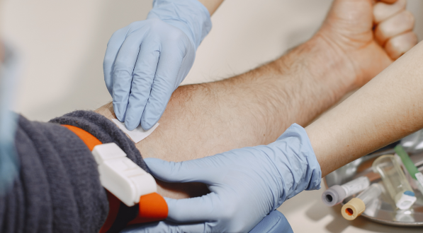 Imagem: enfermeiro preparando doador de sangue para procedimento. Segundo o Ministério da Saúde, uma doação pode salvar até quatro vidas. 