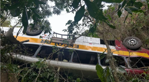 Ônibus com 40 pessoas tomba em Alagoas.