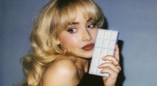 Imagem da cantora Sabrina Carpenter segurando seu novo perfume, Me Espresso