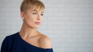 Mulher com corte de cabelo curto estilo pixie! 