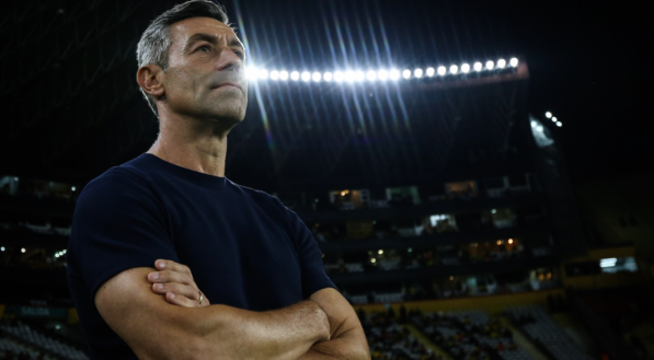 Pedro Caixinha tem a missão de ajudar o Santos na volta à Série A.