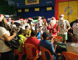 A equipe de voluntários do projeto faz apresentações musicais durante as ações de natal.