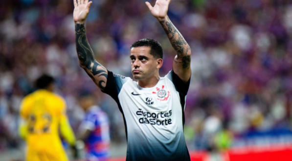 Após 10 anos de clube, Fagner está de saída do Corinthians