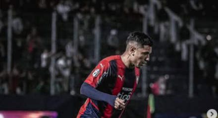 O Ceará concretizou a contratação do atacante Antonio Galeano, ex jogador do Cerro Porteño, que estava emprestado ao Nacional (URU). O atacante paraguaio, foi liberado pelo Nacional para acertar o empréstimo de um ano com o Ceará, o atleta estava emprestado ao Nacional até o fim de 2025. Galeano foi revelado no Rubio Ñú, do [&#8230;]