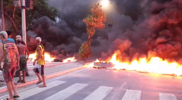 Imagem da manifestação que ocorreu na Avenida Abdias de Cravalho, Zona Oeste do Recife, pelas vítimas Renan da Silva Carvalho, de 21 anos, e Alexandre Filho, de 22.