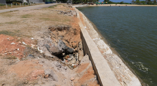 De acordo com comerciante de Paulista, população fez um buraco na areia pela falta de banheiros públicos