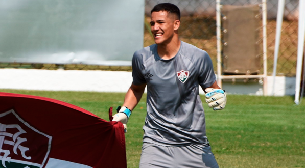 O goleiro de 24 anos deve chegar por empréstimo junto ao Fluminense até o final da temporada. Ele defendeu o Atlético-GO na última temporada.