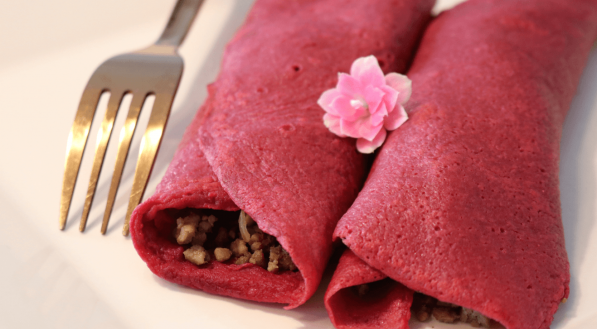 Panqueca de beterraba com carne moída (Imagem: tathianacorrea | Shutterstock)