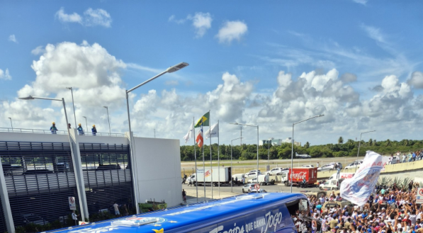 Antes do embarque para o confronto desta terça, pelo jogo de ida da Pré-Libertadores, a torcida tricolor lotou o aeroporto de Salvador.