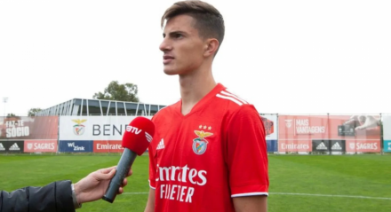 O jogador de 21 anos pertence ao Benfica, de Portugal, e é considerado uma das grandes promessas da Chapecoense nos últimos anos.