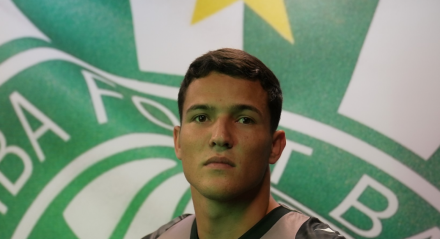 O goleiro de 24 anos chega por empréstimo junto ao Fluminense até o final da temporada, com o valor de compra estipulado em contrato.