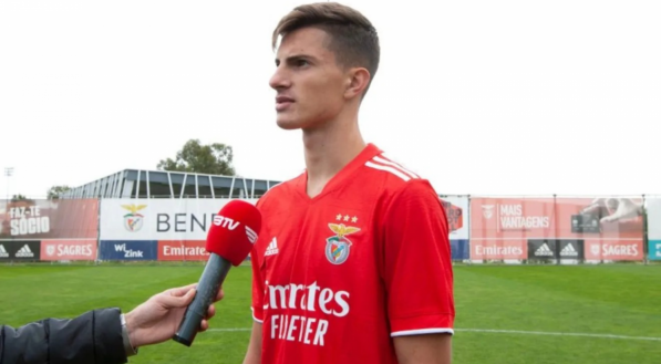 O jogador de 21 anos pertence ao Benfica, de Portugal, e é considerado uma das grandes promessas da Chapecoense nos últimos anos.