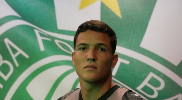 O goleiro de 24 anos chega por empréstimo junto ao Fluminense até o final da temporada, com o valor de compra estipulado em contrato.