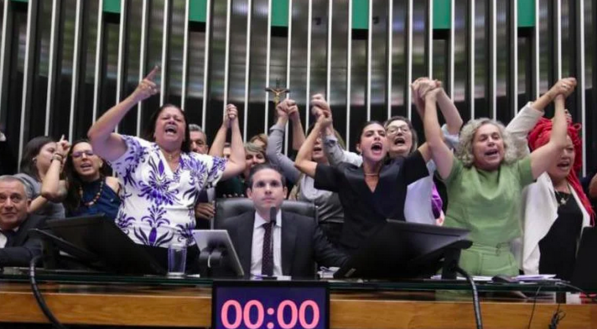 Parlamentares protestam contra desrespeito à colega da Mesa