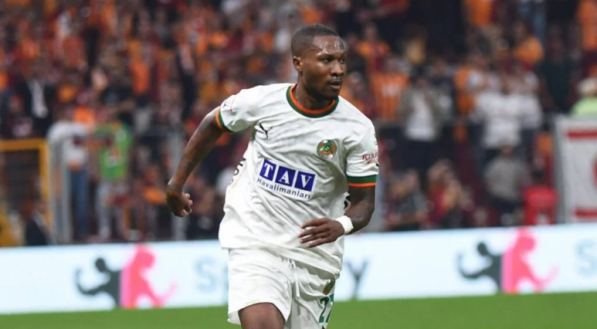 O contrato prevê bônus de 700 mil euros conforme o número de participações em jogos, além de 150 mil euros por gols e assistências e outros 150 mil euros caso o Vasco se classifique para a Libertadores em 2024 ou 2025