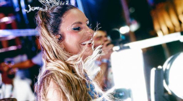 Imagem da cantora Ivete Sangalo no Carnaval 2025.