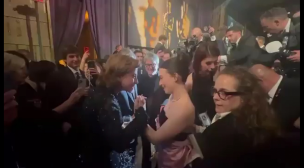 Fernanda Torres parabeniza Mikey Madison por prêmio de Melhor Atriz no Oscar