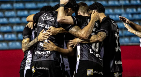 Pedro Raul! o atacante decide a partida e coloca o Vozão no G4. Primeiro tempo Empurrado pela torcida no PV, o Ceará dominou o primeiro tempo e abriu o placar aos 27 minutos. Matheus Bahia cruzou da esquerda e Pedro Raul completou para as redes. Sem Pedro Henrique, que sentiu dores no joelho e foi [&amp;#8230;]