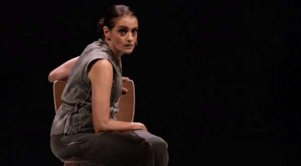 Imagem da atriz Denise Fraga durante o monólogo "Eu de Você"
