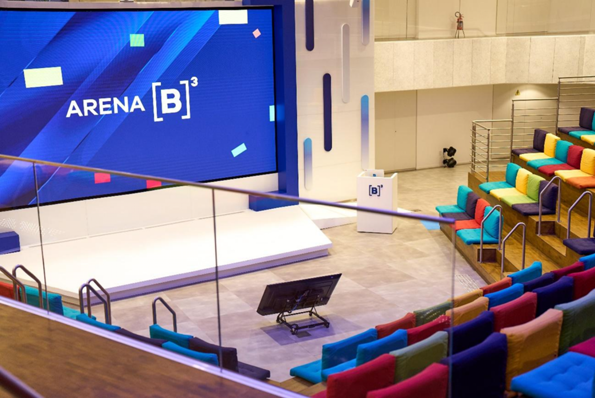 A B3 em parceria com a Riot Games, transformou a Arena B3, o antigo pregão localizado no Centro Histórico de São Paulo, em Arena Gamer durante a 13ª edição da Global Money Week