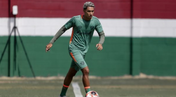 O Fluminense ganhou mais uma preocupação médica nesta semana. Após a confirmação da lesão de Riquelme Felipe, agora é a vez do meia Isaque entrar na lista de dúvidas do clube.