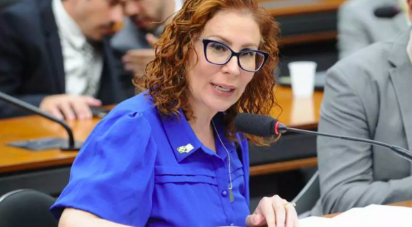 STF tem maioria para condenar Carla Zambelli a 10 anos de prisão e à perda do mandato