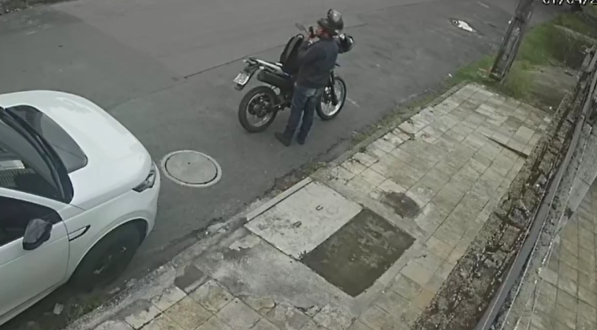 Imagem do motoqueiro no bairro da Torre, Zona Norte do Recife
