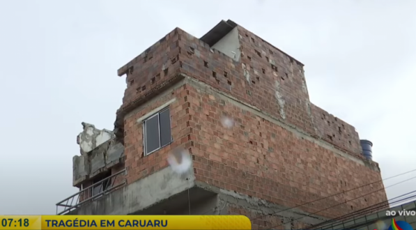 Idosa caiu de uma altura de 3 metros