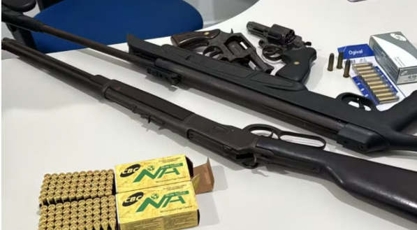 Imagem de armas e munições apreendidas em investigação sobre o sequestro de Gislaine