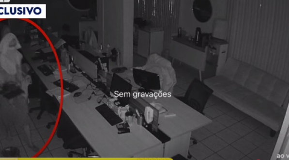 Imagens de uma câmera de segurança registraram o momento da ação