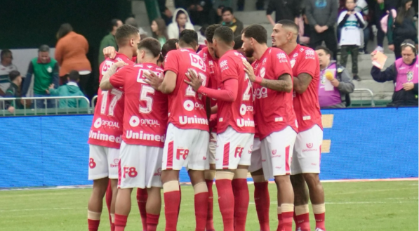 Equipe do Vila Nova reunida em campo
