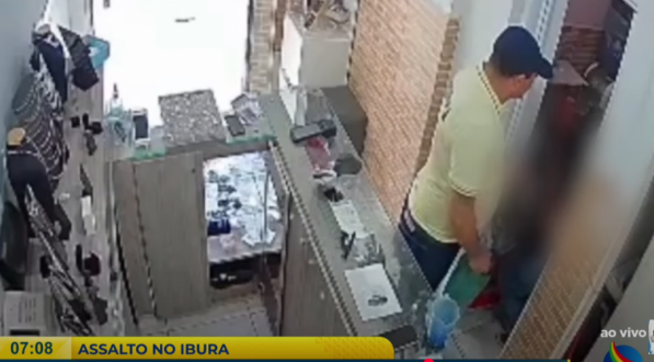 Câmeras de segurança registraram o momento da ação