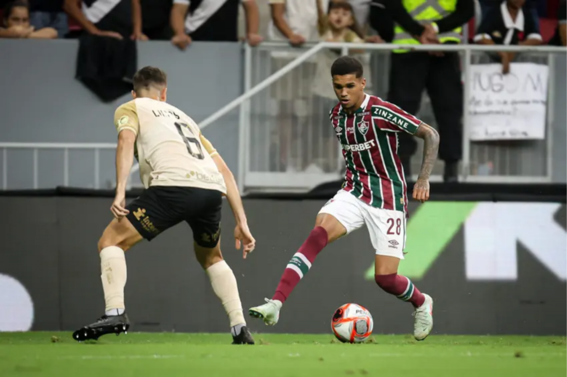 Promessa das categorias de base do Fluminense, Riquelme Felipe vem ganhando espaço e destaque não só no futebol brasileiro, mas também no mundo.