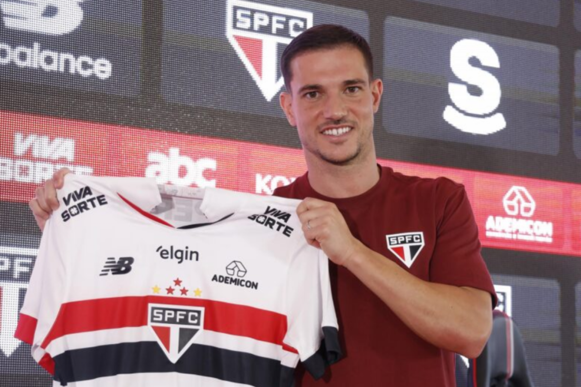 Lateral renova seu contrato até o ano de 2027.