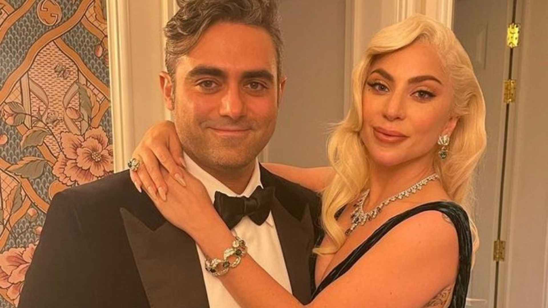Imagem da cantora Lady Gaga acompanhada do seu noivo!