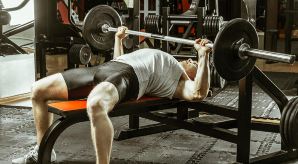 Veja os melhores exercícios de peito e bíceps para ganhar massa muscular